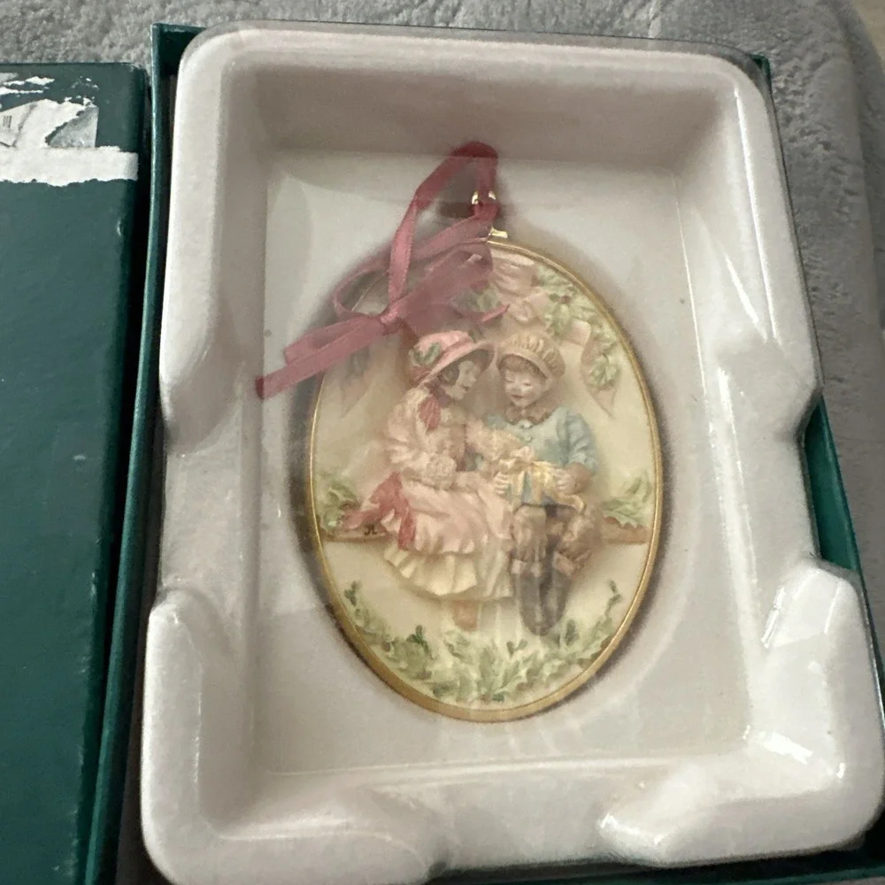 1993 Hallmark Keepsake Collectors Club Ornament Sharing Christmas With Stand